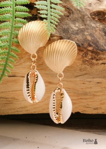 Pendientes bohemios colgantes de concha natural y cauri en oro blanco.
